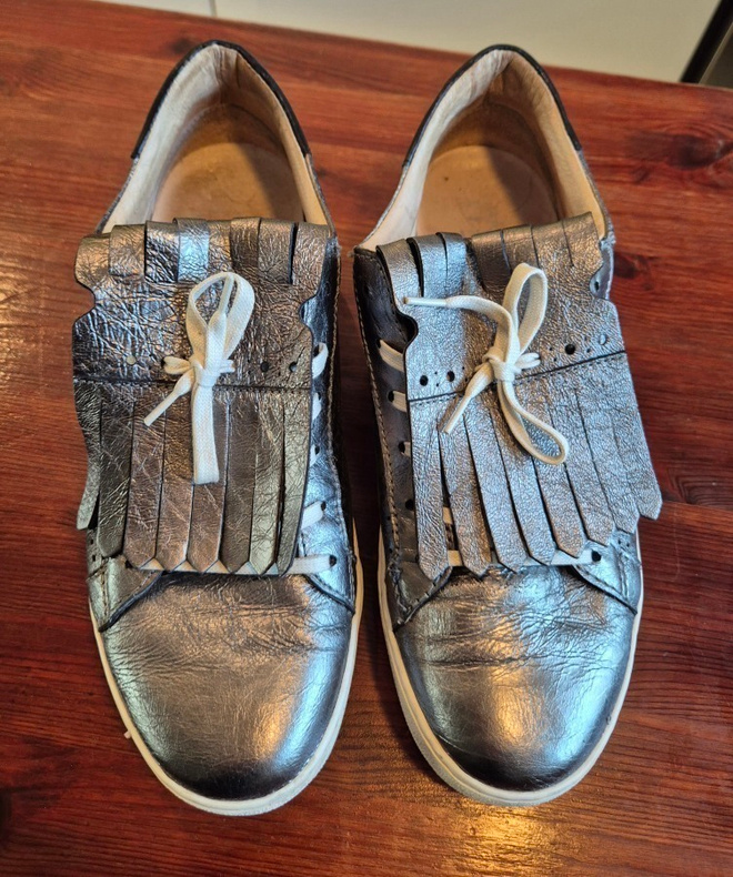 Mjus hopeanväriset nahkaiset tennarit / loaferit 41