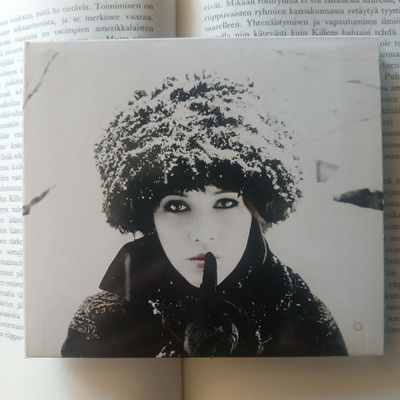 Yona & Orkesteri Liikkuvat Pilvet – Vaikenen laulaen (CD)