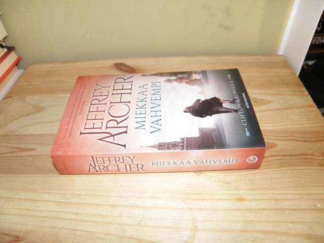 Jeffrey Archer Miekkaa vahvempi (nidottu)