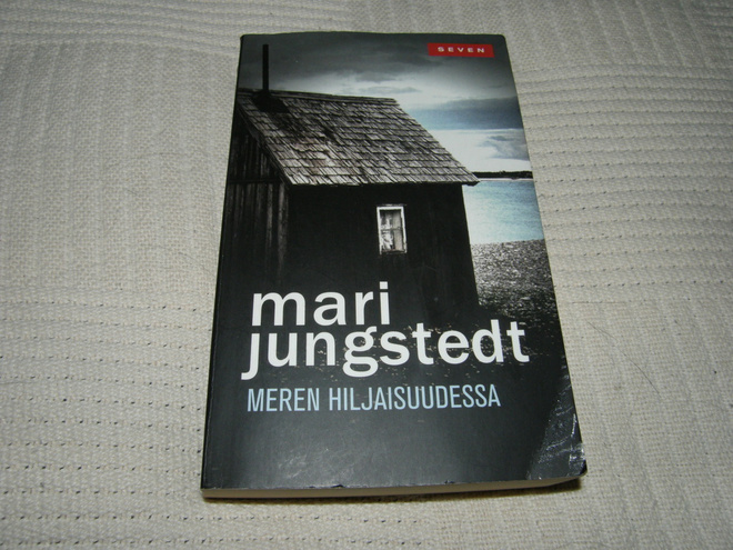 Mari Jungstedt Meren hiljaisuudessa   -pok