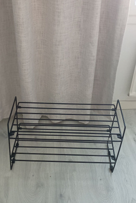 Kenkäteline mustaa metallia (kasattava)