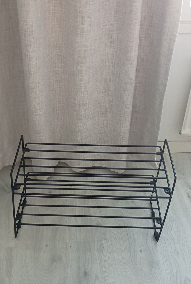 Kenkäteline mustaa metallia (kasattava)