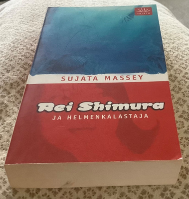 Rei Shimura, Sujata Massey Helmenkalastaja