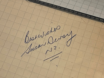 Susan Devoy nimikirjoitus paperilla