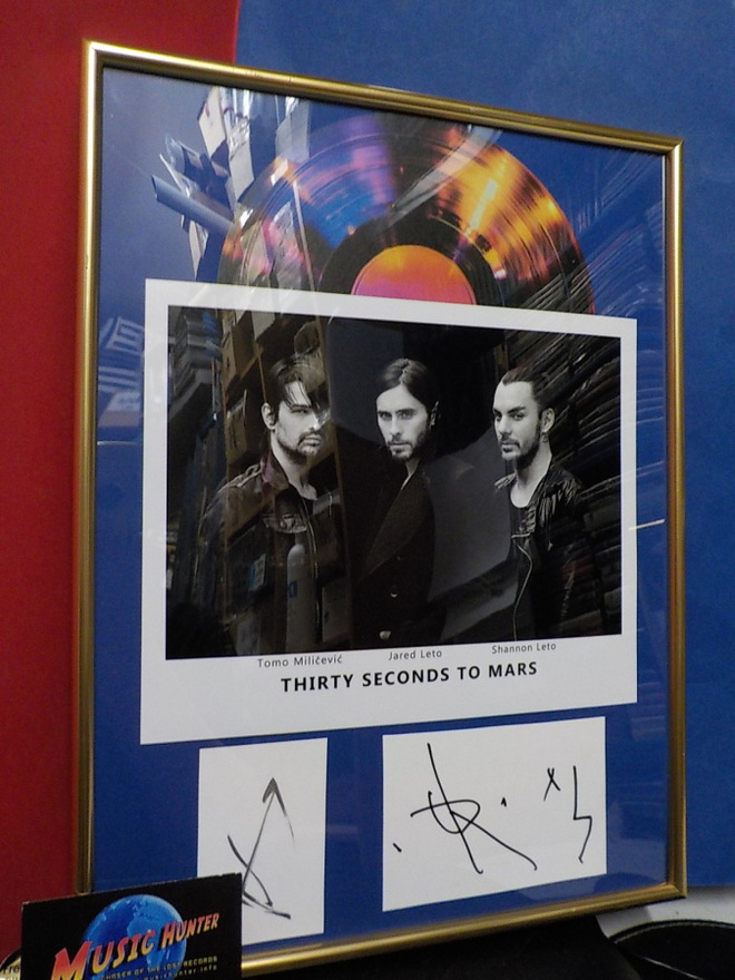 THIRTY SECONDS TO MARS TAULU KOLMELLA NIMMARILLA