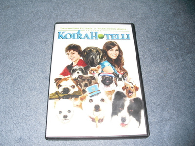 KOIRAHOTELLI (Emma Roberts)***