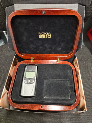 Nokia 8810 puulaatikossa