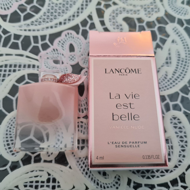 Hajuvesiminiatyyri  La Vie Est Belle Vanille Nude