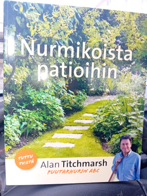 TITCHMARSH  : Nurmikoista patioihin ( SIS POSTIKULU  )