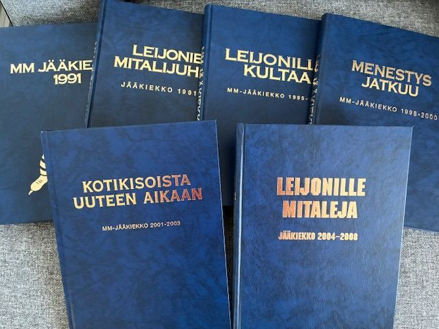 MM Jääkiekko kirjoja 1991, 1994, 1997, 2000, 2003 ja 2008