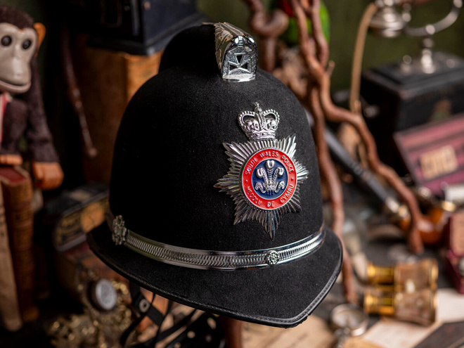 Tyylikäs poliisin kypärä ”Bobby”