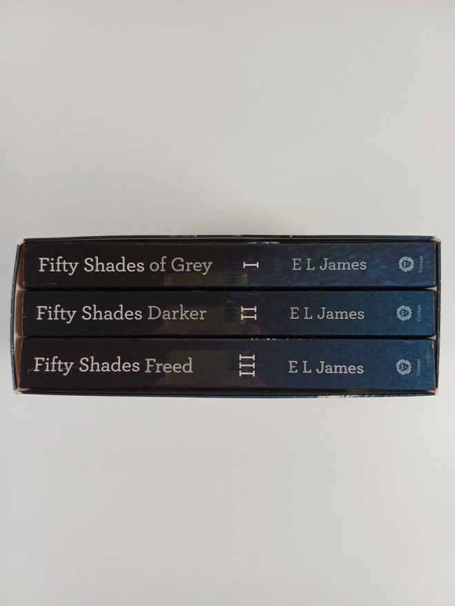 E. L. James : Fifty Shades trilogy : Fifty Shades of Grey...