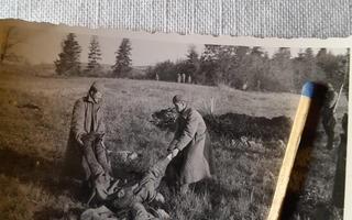 sotavalokuva ruumista kannetaan