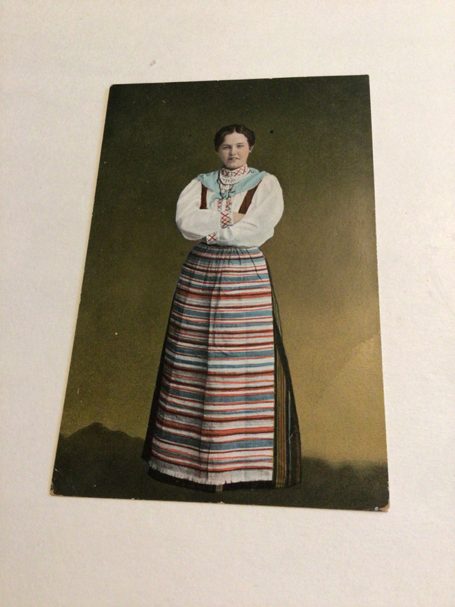 Kansallispukuinen neiti
