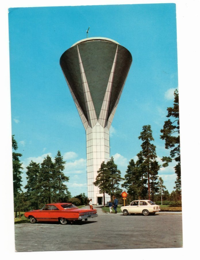 Lahti: Vesitorni ja kaksi autoa