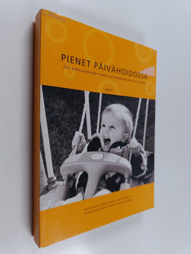 Pienet päivähoidossa : alle kolmivuotiaiden lasten varhai...
