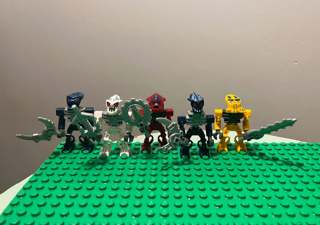 Lego Bionicle minifiguurit 5 kpl + aseet