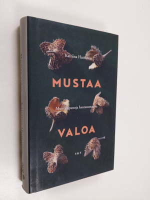 Katriina Huttunen : Mustaa valoa : muistiinpanoja hautaus...