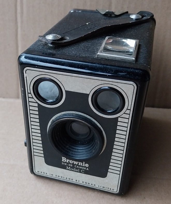 KODAK Brownie SIX-20 laatikkokamera