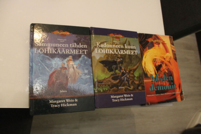 Dragonlance kirjasarjan kirjoja 3 kpl