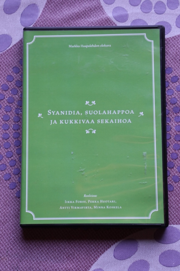 Syanidia, suolahappoa ja kukkivaa sekaihoa DVD