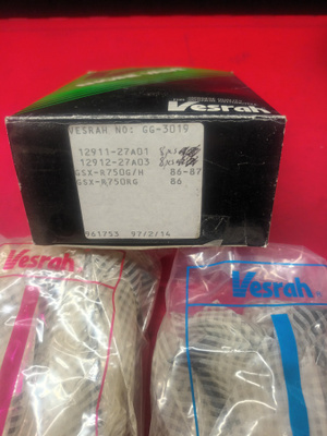 Suzuki GSX-R750 imuventtiili ja pakoventtiili vm1986-1987