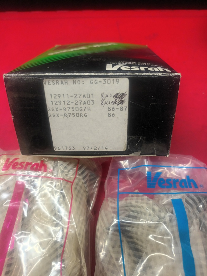Suzuki GSX-R750 imuventtiili ja pakoventtiili vm1986-1987