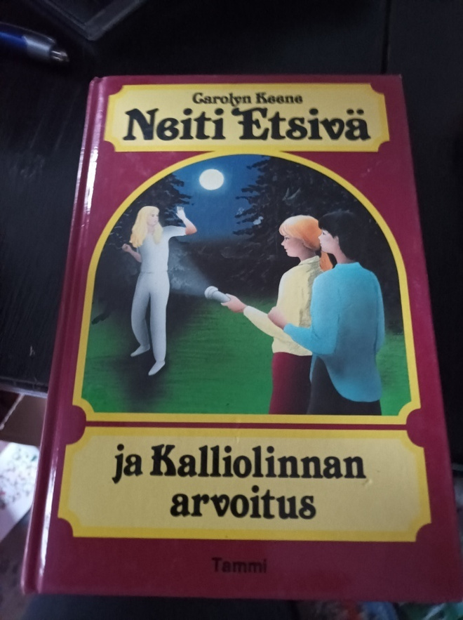 Neiti etsivä ja kalliolinnan arvoitus