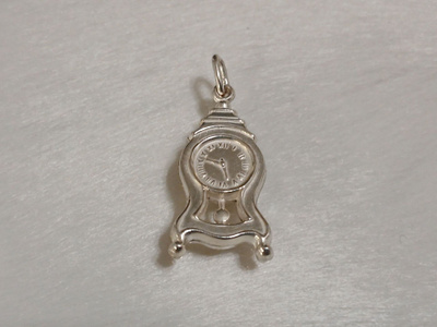 Vintage Hopea kello riipus Mantel Clock Charm Pendant