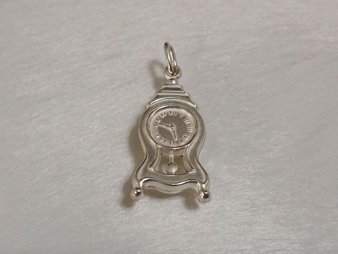 Vintage Hopea kello riipus Mantel Clock Charm Pendant