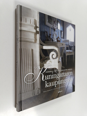 Maria Schulgin : Kuningattaren kaupungissa : vanhoja talo...