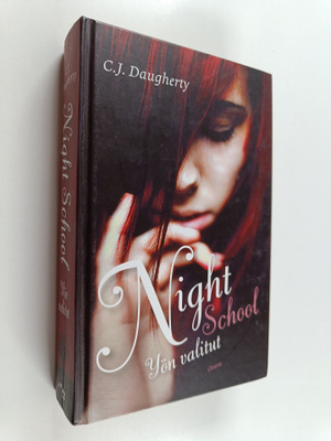 C. J. Daugherty : Night school : yön valitut