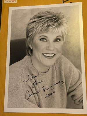 Anne Murray nimikirjoitus promokuvassa