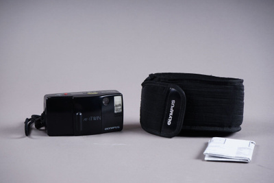 1048. Olympus AF-1 Twin filmikamera.
