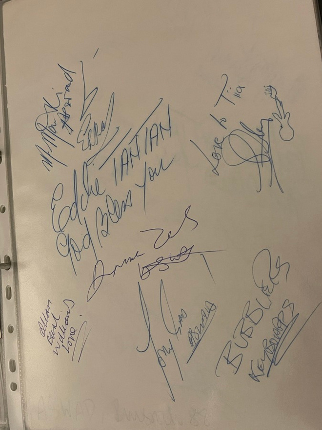Aswad -yhtyeen nimikirjoitukset paperilla