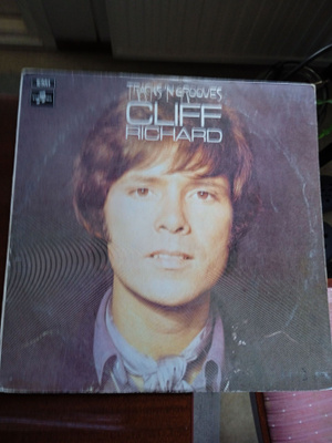 LP-LEVY: CLIFF RICHARD : TRACKS ;N GROOVES