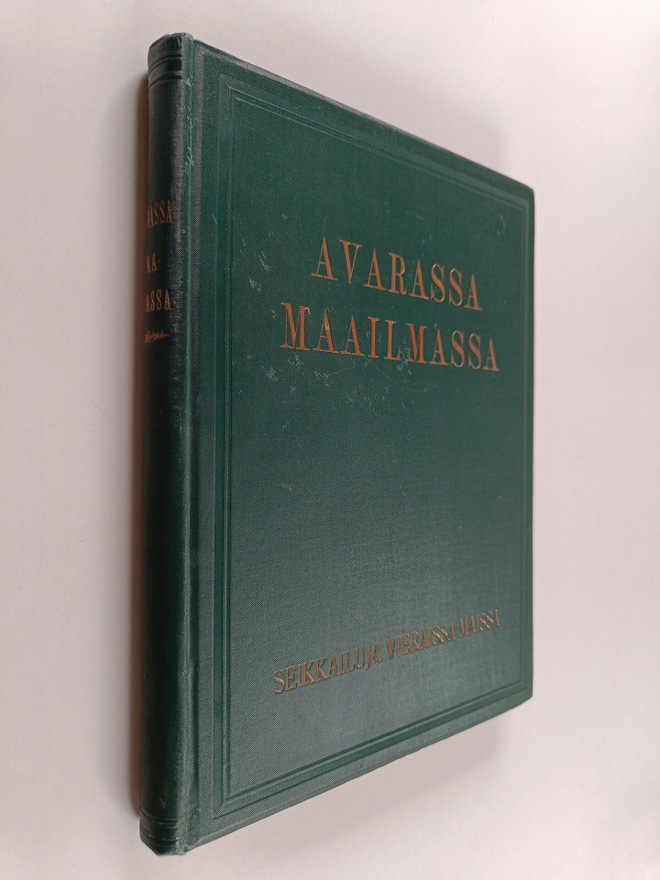Avarassa maailmassa : matkustuksia ja seikkailuja vierais...