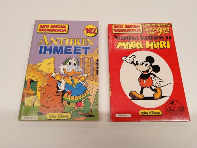 Aku Ankan taskukirja 142  ja Vanha kunnon Mikki Hiiri