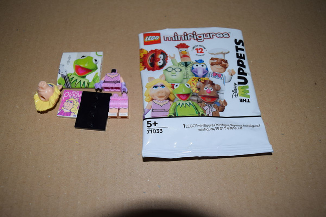 Lego 71033  minigifuuri Muppetit  Miss Piggy