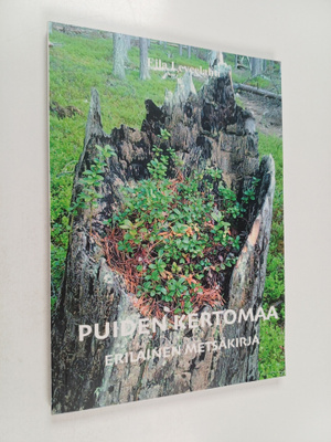 Eila Leveelahti : Puiden kertomaa : erilainen metsäkirja