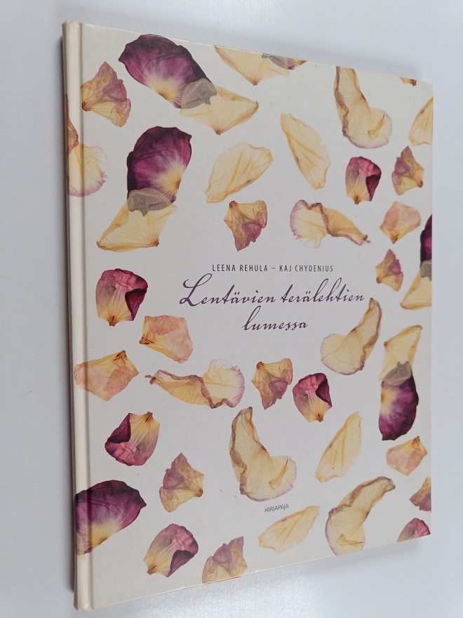 Kaj Chydenius ym. : Lentävien terälehtien lumessa