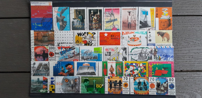 HOLLANTI 1990 luku LEIMATTUJA postimerkkejä 32 kpl