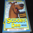 SCOOBY DOO MOVIE HAISAAREN SALAISUUS VHS KANSIETIKETTI - pikkukuva 1