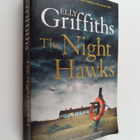 Elly Griffiths : The night hawks - pikkukuva 1