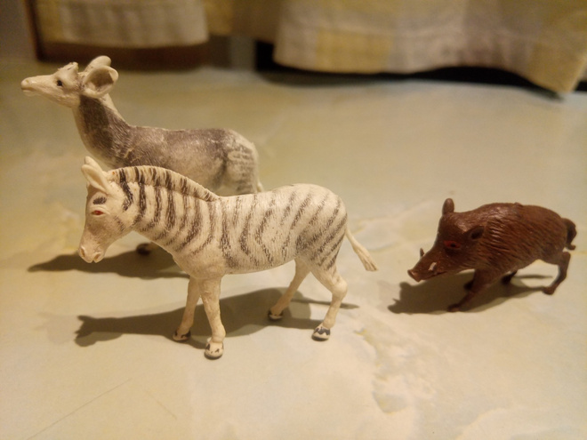 Kolme eläinfiguuria