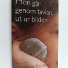Johanna Nilsson : Hon går genom tavlan, ut ur bilden - pikkukuva 1