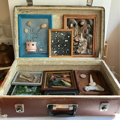 Uniikki taideassemblaasi matkalaukussa – Duchamp-henkinen 02
