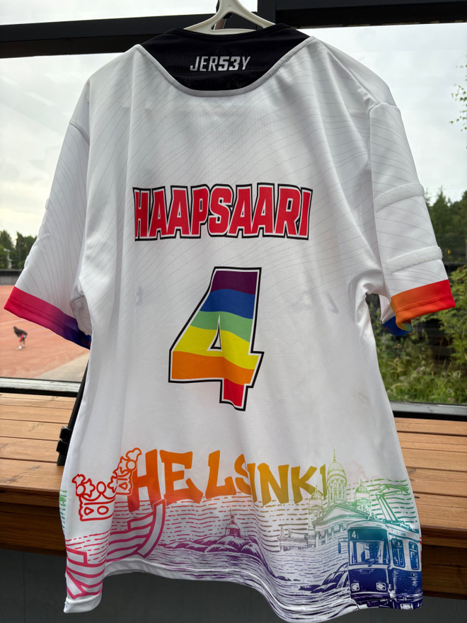 Puna-Mustat game worn Pride pelipaita #4 Leon Haapsaari