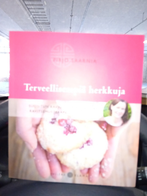 Pirjo Saarnia : Terveellisempiä herkkuja ( SIS POSTIKULU )