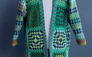 Alina´s Handmade käsin virkattu VILLATAKKI XL ISOÄIDINNELIÖ